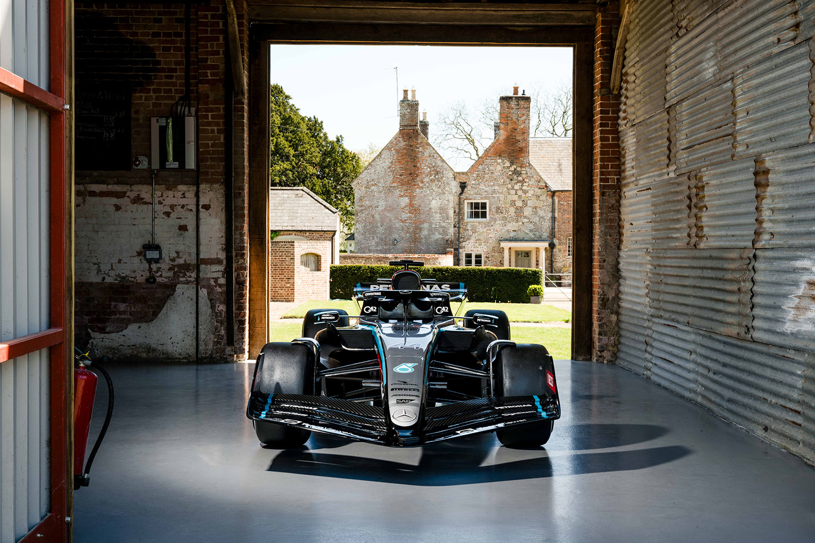 mercedes-AMG-F1-2024-replica-lewis-hamilton-2025_05_06-04