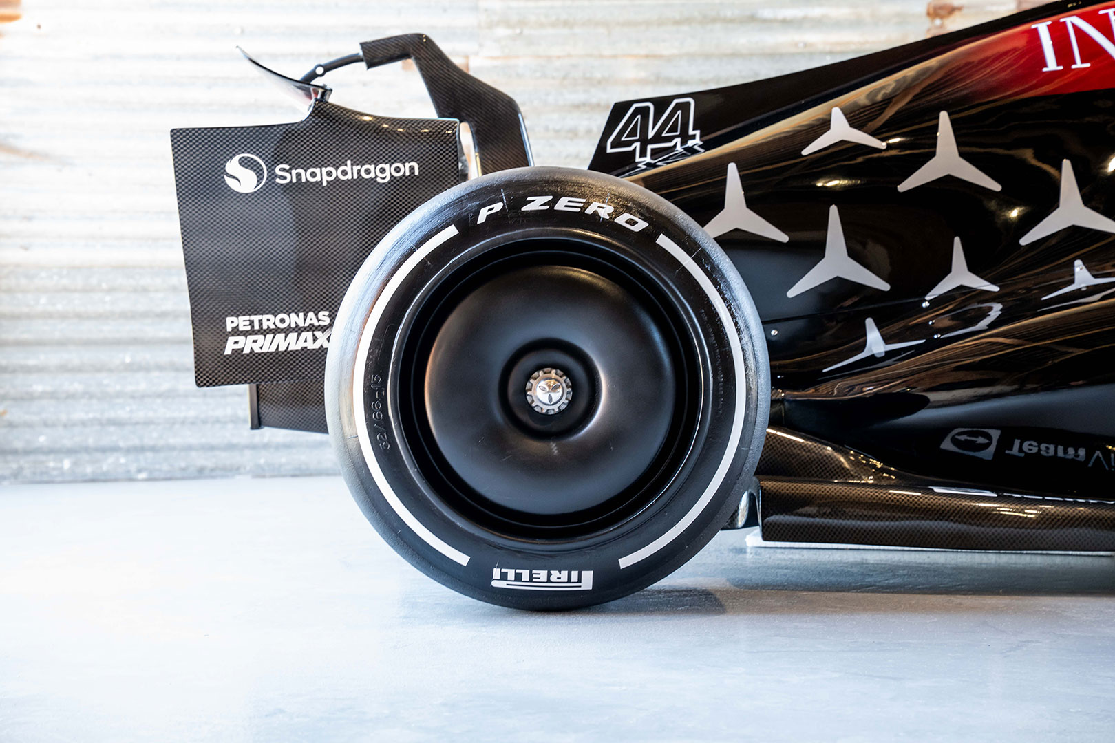 mercedes-AMG-F1-2024-replica-lewis-hamilton-2025_05_06-16